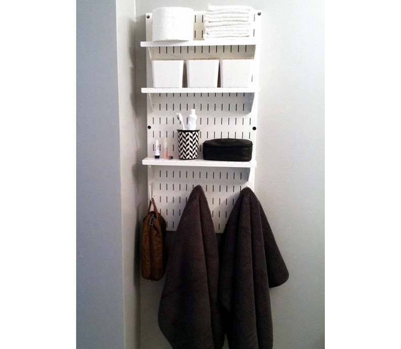 bathroom-peg-board